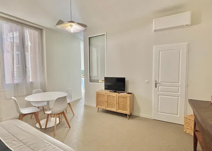 Cours Napoleon Apartment